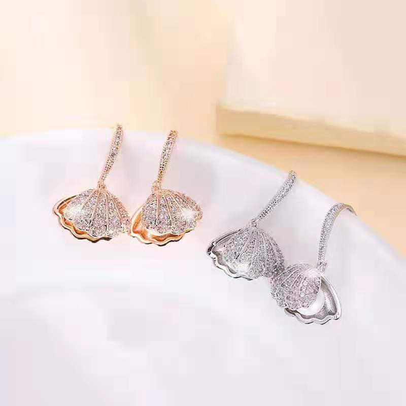 A - Dropshipping metal shell design exquisite shining crystal Fashion temperament contracted pearl Drop earrings new Mother's Day